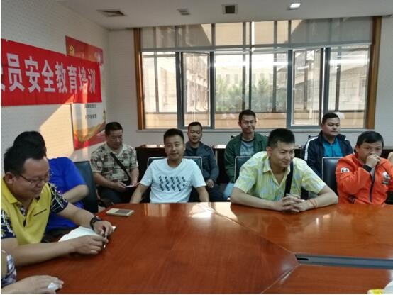 版纳铁塔公司驾驶员吴坤、王冬、刘峰（后排左一、左二、左三）加入宁静培训集会。